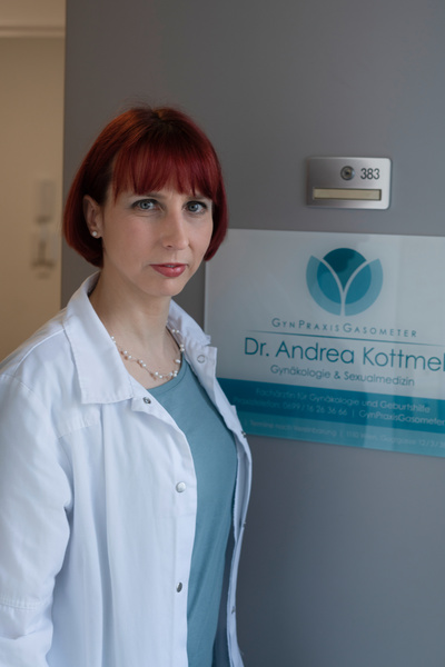 Dr.in Andrea Kottmel steht vor Praxisschild